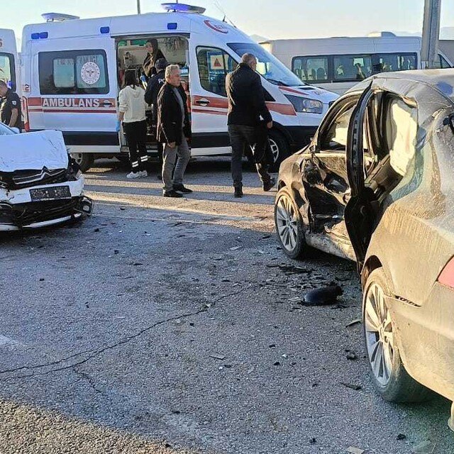 Malatya'da otomobiller çarpıştı; 1'i ağır, 6 yaralı