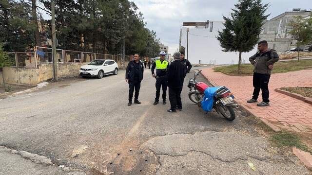 Kilis'te otomobille motosikletin çarpıştığı kazada 2 kişi yaralandı