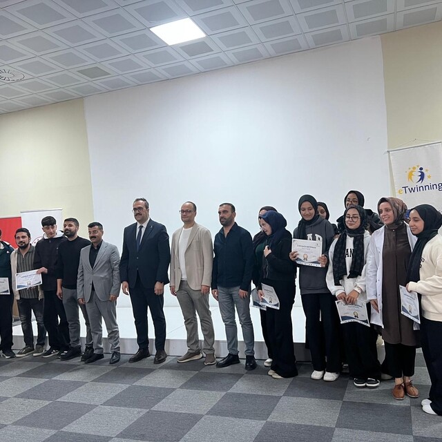 Genç'te öğrencilere güvenli internet eğitimi verildi