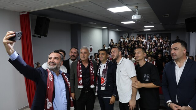 Elazığ'da tribünleri aratmayan okul buluşması: Meşale ve tezahüratlarla karşılandılar