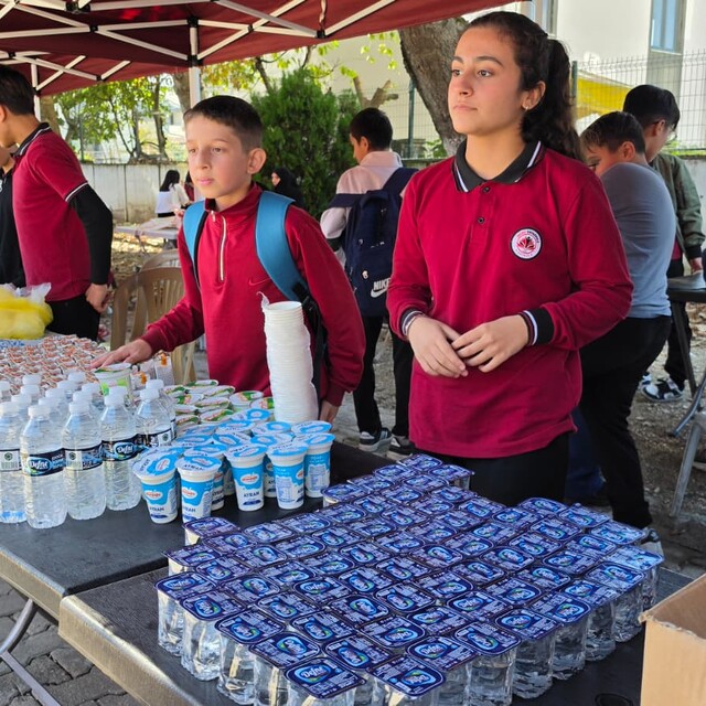 Sakarya'da öğrenciler hayır kermesi düzenledi