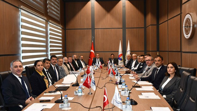 Aydın'da zeytin ve zeytinyağı için güç birliği
Zeytin ve zeytinyağı sektörünün durumu ve stratejileri masaya yatırıldı