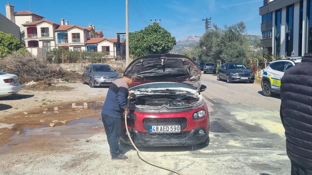Muğla'da seyir halindeki otomobilde yangın çıktı