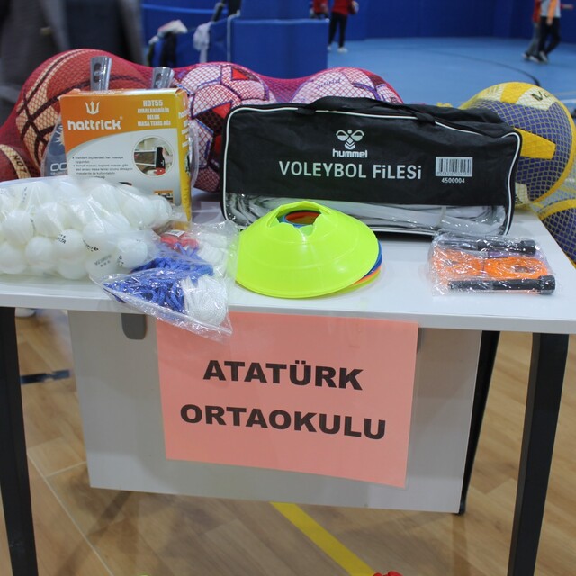 Çay'da okullara spor malzemesi dağıtıldı