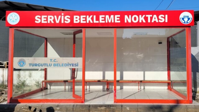 Turgutlu'daki servis durakları temizlenirken vatandaşlara da çağrıda bulunuldu
