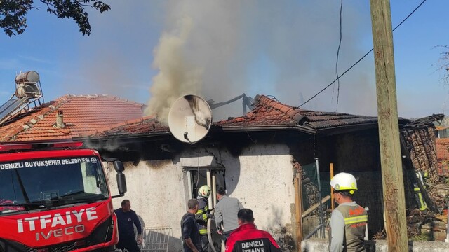 Alevlerin sardığı ev kullanılamaz hale geldi