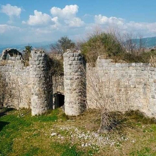 Tarihi Anacık Kalesi zamana direniyor