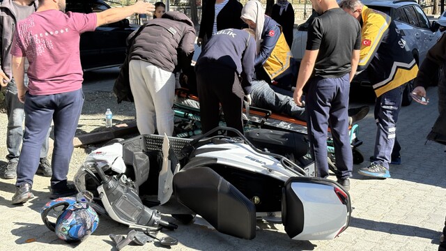 Otomobile çarpan motosikletin sürücüsü yaralandı: Kaza anı kamerada
