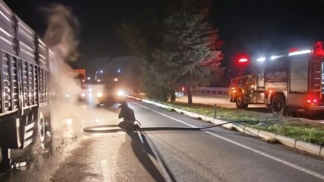 Seyir halindeki tırda yangın çıktı