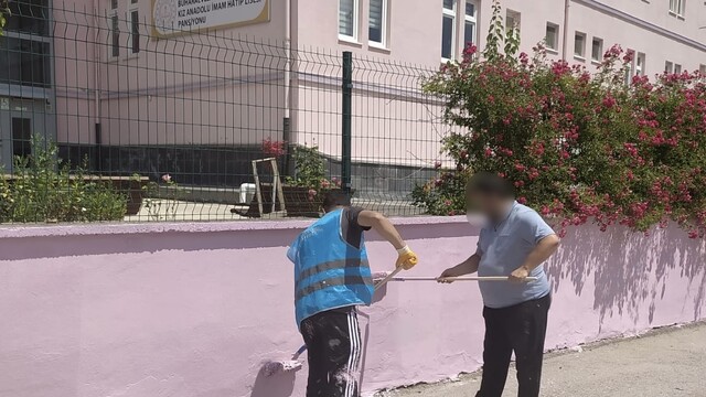 Çorum'da okul binalarının boya ve onarımını yükümlüler yaptı