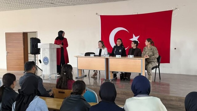 Patnos'ta "Kariyer günleri" etkinliği: Gençlerin geleceğine ışık tutuldu