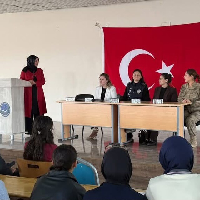 Patnos'ta "Kariyer günleri" etkinliği: Gençlerin geleceğine ışık tutuldu