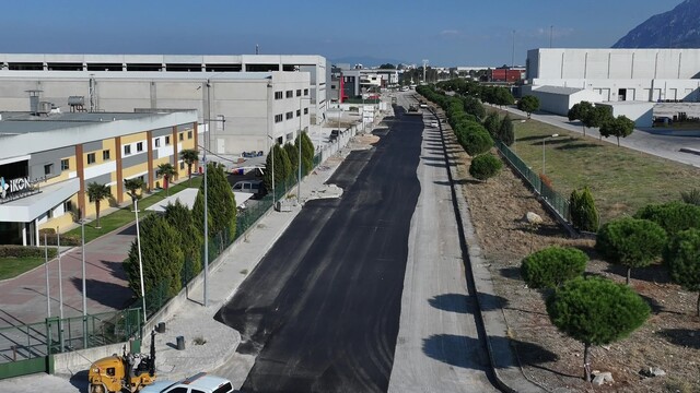 Manisa'nın iki OSB'si arasındaki yol yenileniyor