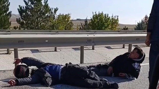 Kontrolden çıkan motosiklet orta refüje çarptı, 2 yaralı