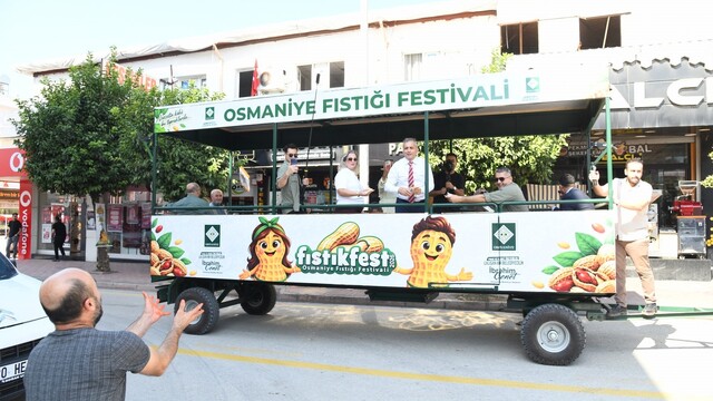 Osmaniye'de festival öncesi Başkan Çenet çiftçilerle fıstık hasadı yaptı
