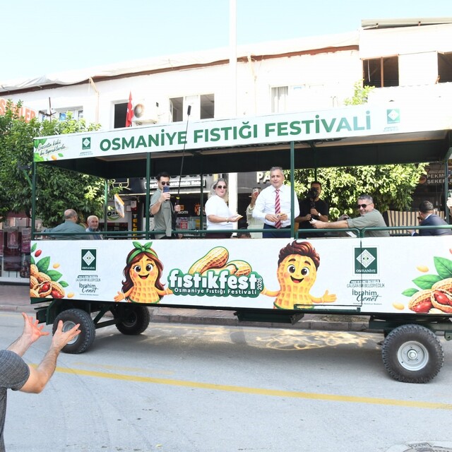 Osmaniye'de festival öncesi Başkan Çenet çiftçilerle fıstık hasadı yaptı