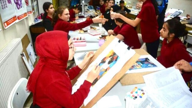 Polis desteğiyle düzenlenen resim kursunu tamamlayan 20 öğrenci sertifikalarını aldı