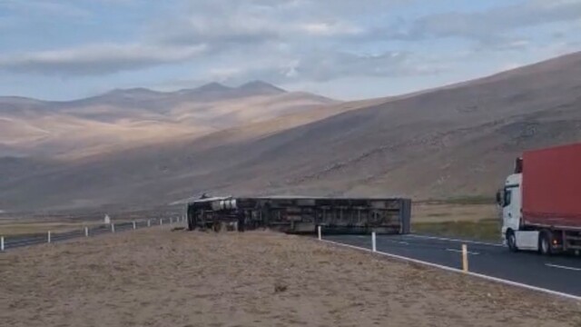 Iğdır-Doğubayazıt karayolunda tır devrildi, yol ulaşıma kapandı