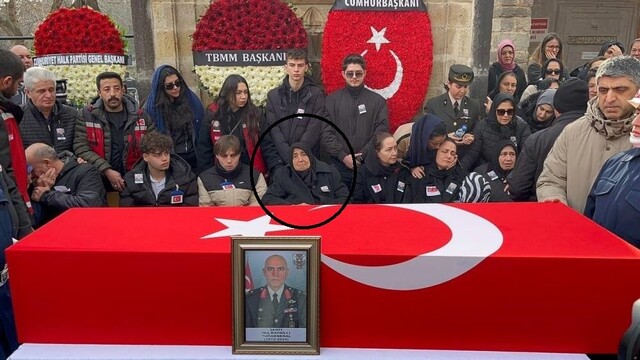 Şehit Tuğgeneral İsa Baydilli'nin annesi son yolculuğuna uğurlandı
Merhume Baydilli'nin oğlunun tabutuna bakışı yürekleri burkmuştu