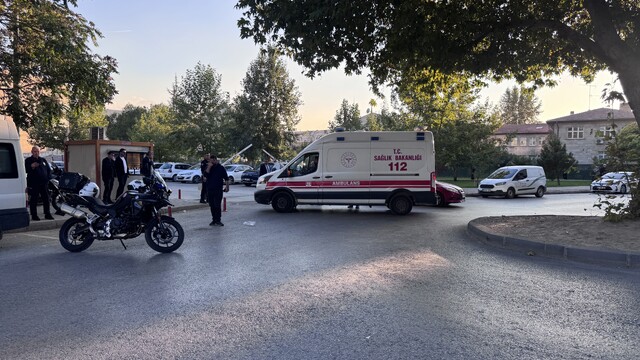 Kavşaktan dönen motosikletli Yunus ekibi kaza yaptı: 2 polis yaralı
Kaza anı güvenlik kamerasına yansıdı