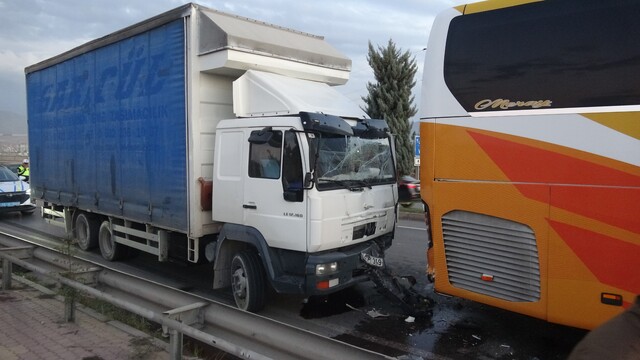 Malatya'da yolcu otobüsü ile kamyon çarpıştı, viyadükte trafik kilitlendi