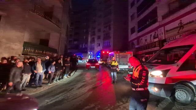 Zonguldak'ta 2 katlı bina çöktü; enkazda kalan 2 kişiden 1'i sağ, diğerinin cansız bedeni çıkarıldı (2)- Yeniden