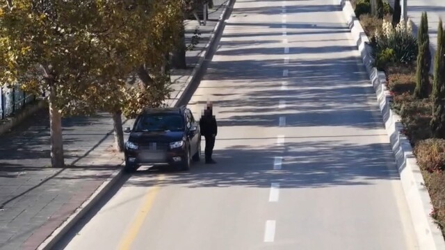 Trafik denetimindeki ilginç anlar dron kamerasında: Aracını bırakıp yaya olarak kaçmaya çalıştı