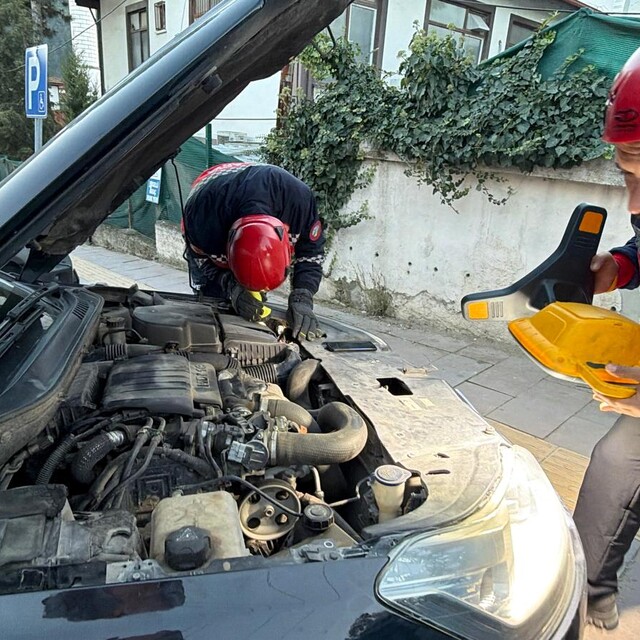 Sakarya'da otomobilin motor bölümünde sıkışan yavru kedi kurtarıldı