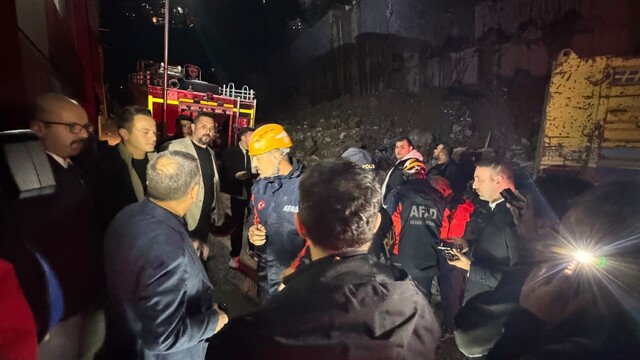Zonguldak'ta çöken binada yaşlı kadının cansız bedenine ulaşıldı
Zonguldak Valisi Osman Hacıbektaşoğlu:
"Bir vatandaşımız da az önce maalesef ölü olarak çıkarılmıştır"