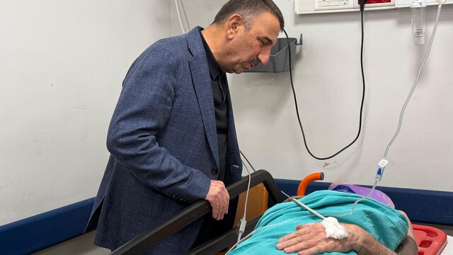 Vali Hacıbektaşoğlu enkazdan çıkarılan yaralıyı hastanede ziyaret etti