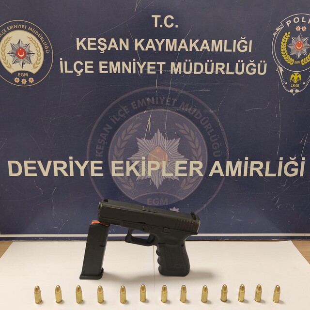 Polis takibiyle üzerindeki korsede tabancayla yakalanan alkollü sürücüye 25...