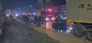 Emniyet şeridinde park halindeki TIR’a çarpan motosikletin sürücüsü öldü