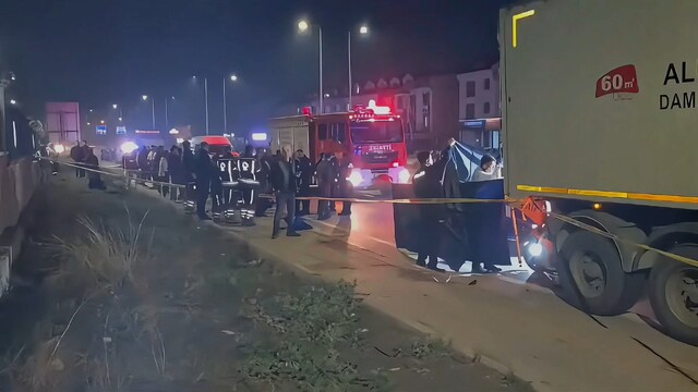 Emniyet şeridinde park halindeki TIR'a çarpan motosikletin sürücüsü öldü