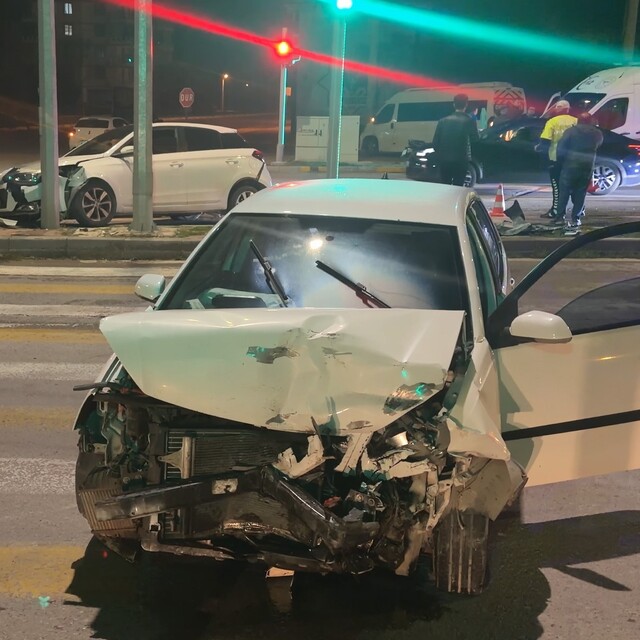 Aksaray'da 4 araçlı zincirleme kaza: 3 yaralı