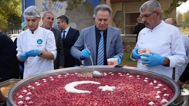 İnönü Üniversitesi'nde dayanışma ve paylaşma ruhu aşureyle buluştu
