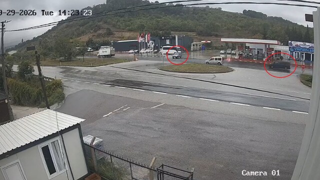 İkiye bölünen otomobilin sürücüsünün öldüğü kaza kamerada