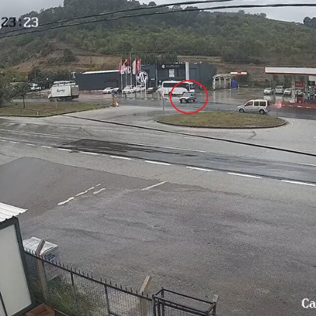 İkiye bölünen otomobilin sürücüsünün öldüğü kaza kamerada