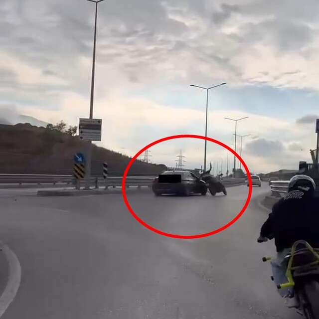 Sürücünün drift attığı otomobilin motosiklete çarptığı kaza kask kamerasınd...