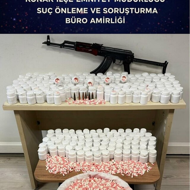 İzmir'de 59 bin 300 sentetik hap ele geçirildi