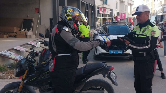 Mut'ta polis ekipleri kural tanımayan sürücülere göz açtırmıyor