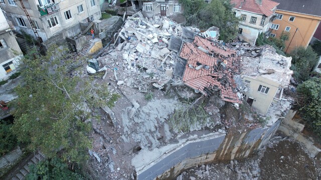 Zonguldak'ta bina faciasının boyutu gün ağarınca ortaya çıktı: 7 bina tahliye edildi