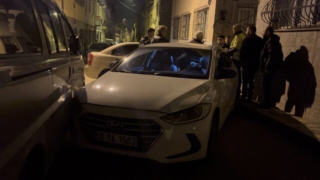 Bursa'da önce otomobille kovaladı, kaza yaptırdı... Kaldırım taşıyla peşine düştü
İki sürücü de psikotekniğe sevk edildi, faturası ağır oldu