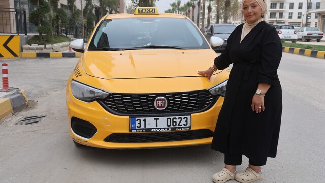 Ağabeyinin emanetine sahip çıkarak taksicilik yapan kadın, pes etmeyerek kenttin yollarında direksiyon sallıyor