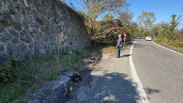 Aşırı yağışlar istinat duvarını çatlattı
Alaplı-Ormanlı yolunda heyelan tehlikesi