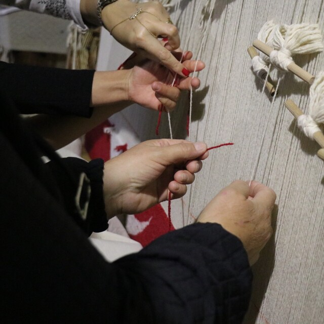 Türk bayrağı desenli halıya 5 binden fazla kişi ilmek attı