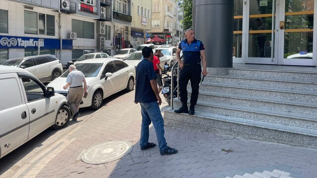Kurumlardan "Çocuğum hasta" diyerek para toplayan şahsın eşinin üzerine kayıtlı 2 araç çıktı
Bilecik'te kurumlardan para toplayan şahıs zabıtaya güçlük çıkardı