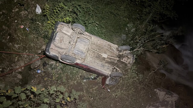 Osmaniye'de otomobil 5 metre yükseklikten dereye düştü: 1 yaralı