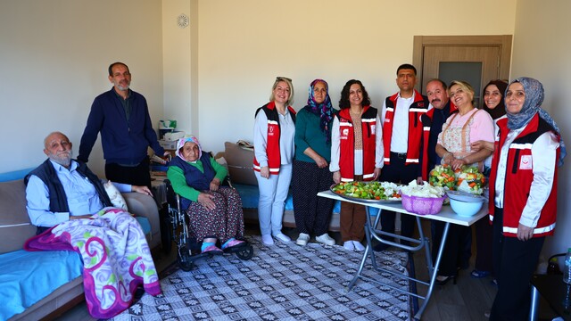 Elazığ'da 84 yaşındaki Özbay çiftine "İyilik Var" projesi kapsamında kışlık destek