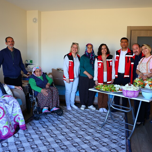 Elazığ'da 84 yaşındaki Özbay çiftine "İyilik Var" projesi kapsamında kışlık...