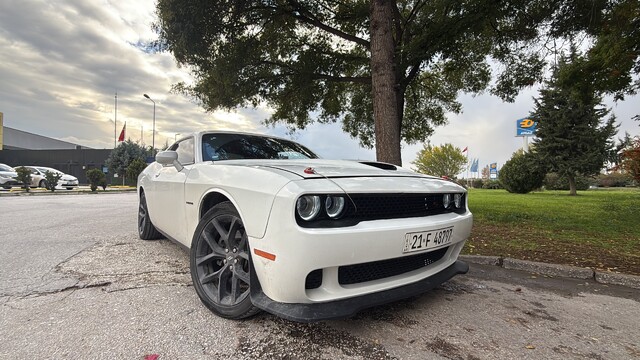 Milyonluk aracın sahibi olan asgari ücretli işçi
Türkiye fiyatı 8-9 milyon TL olan otomobilin V8 motorunu asgari ücretle beslemeye çalışıyor
5.7 litrelik V8 HEMI motorlu otomobili Irak'tan 850 bin liraya satın alan Ceylan, aracı sadece özel günlerde değil, günlük yaşantısında da aktif olarak kullanıyor
Müteahhit sanılan asansör işçisi olan Velat Ceylan;
"İnsanlar beni çok varlıklı zannediyor, hâlbuki asgari ücretle çalışıp bu arabayı yürütebilmek için arkadaşımla aynı evi paylaşıyor, yemeğimden bile kısıyorum"